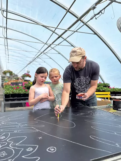 Matt Denton avec des étudiants - courtoisie