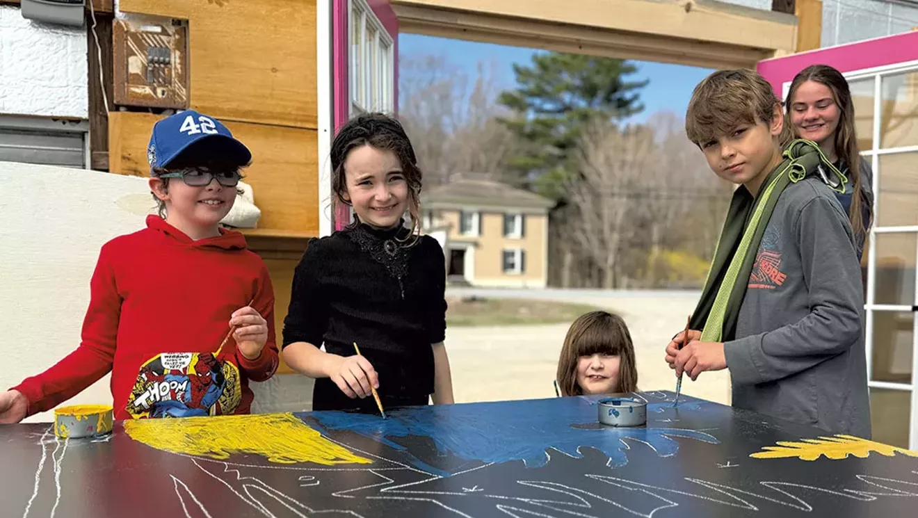 L'artiste Matt Denton aide une nouvelle peinture murale à Bristol