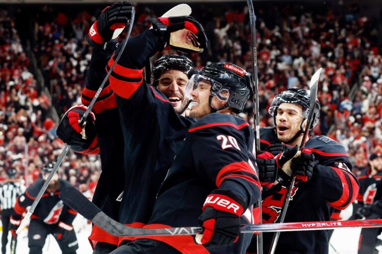 Aho marque en double ot alors que les ouragans éliminent les démons des séries éliminatoires en cinq matchs