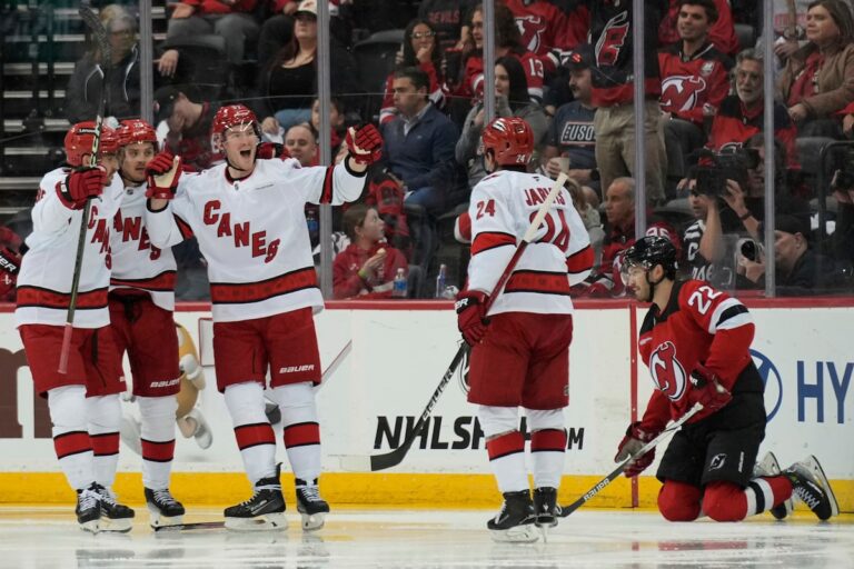 Andrei Svechnikov marque 3 buts, Hurricanes déverse les Devils 5-2 pour diriger la série 3-1