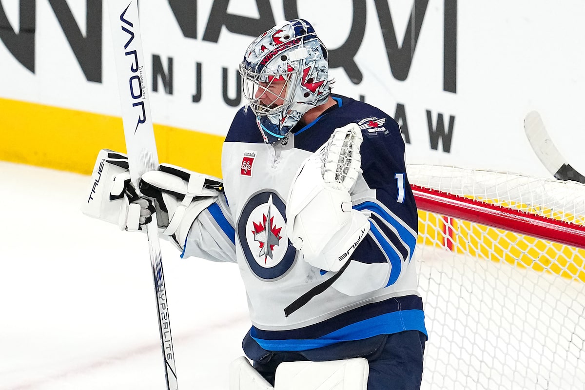COMRIE RECORDS WANTOUT alors que Jets battait Golden Knights 4-0 dans le match des dirigeants divisionnaires