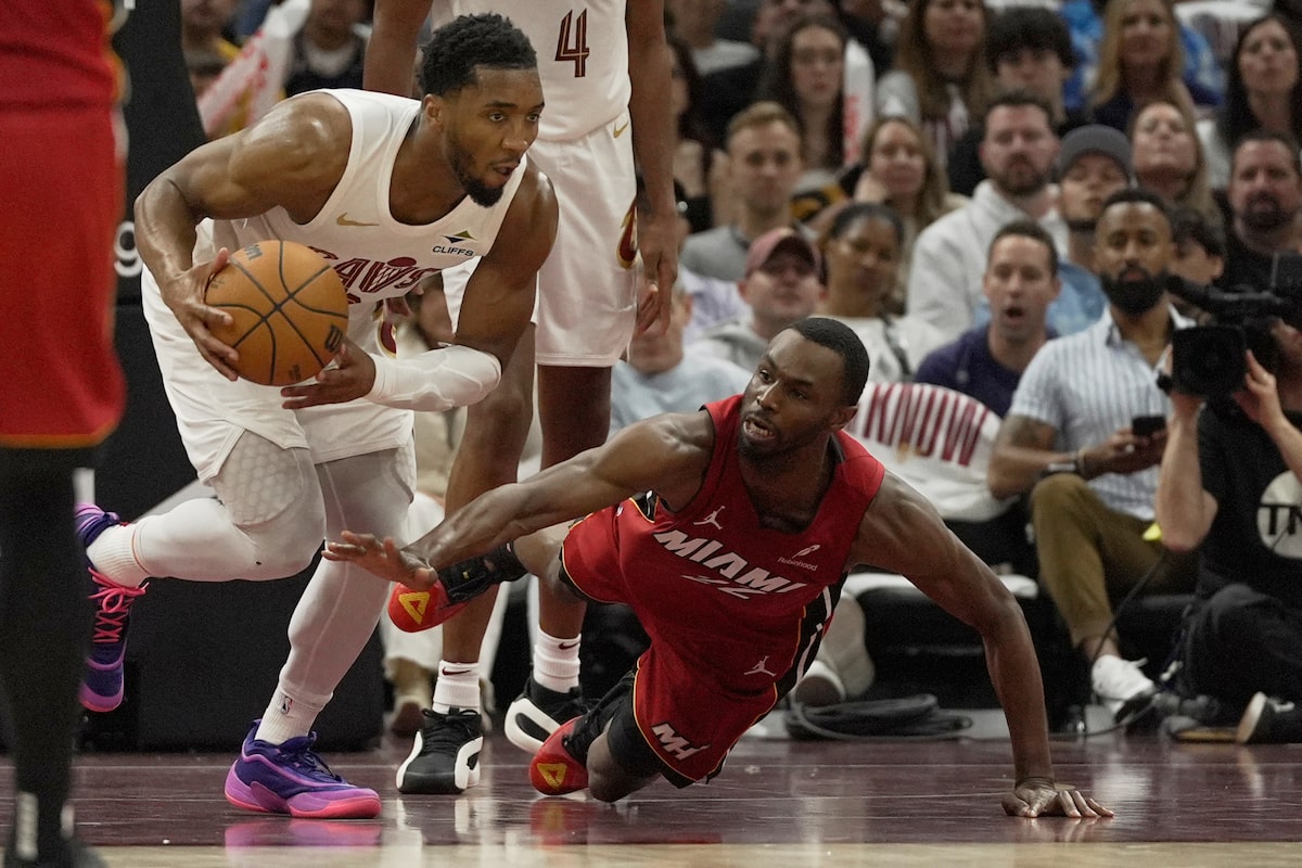 Cavaliers 'Mitchell, Curry des Warriors sous les projecteurs dans le match 2