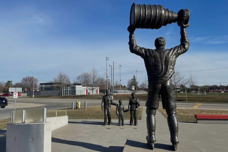 Dans la ville natale de Gretzky en Ontario, la fierté de la légende du hockey est en train de décliner