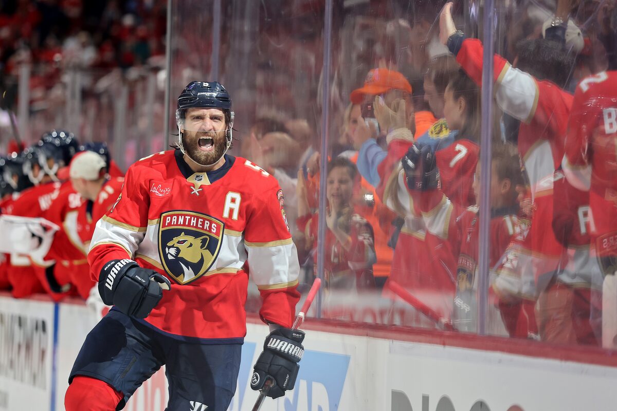 Ekblad de Panthers a suspendu deux matchs pour Brandon Hagel de Elbow Lightning dans la tête