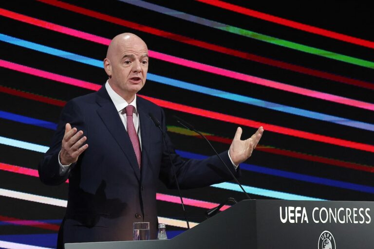 Gianni Infantino de la FIFA pointe vers nous, l'organisation de la Coupe du monde féminine 2031, Royaume-Uni obtenant une édition 2035