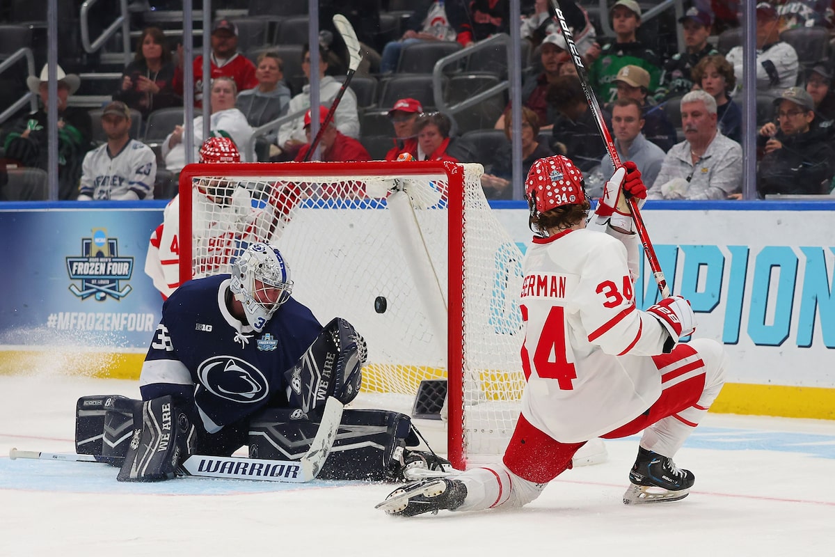 Hughes, Eiserman marque des buts en deuxième période dans la victoire en demi-finale de Boston U Frozen 4 contre Penn State de Boston U