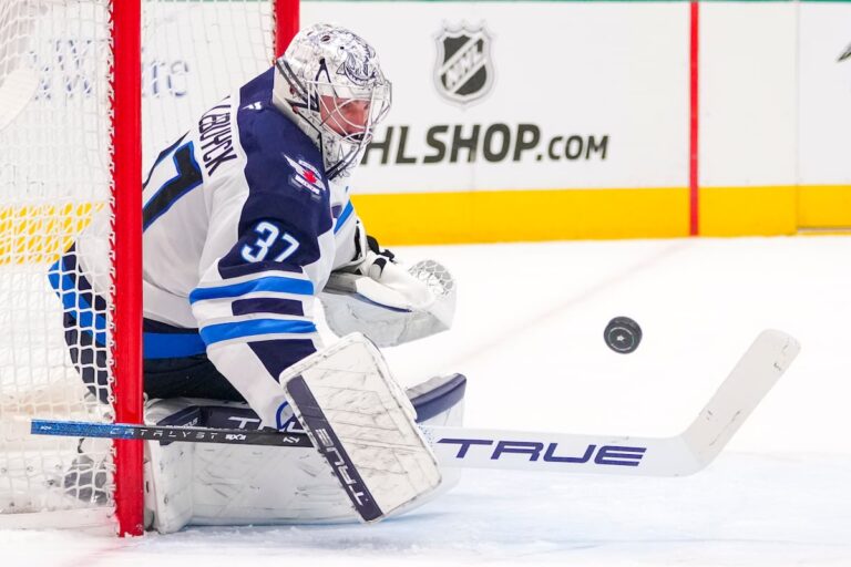 Jets 'Hellebuyck, Binnington de Blues se déroule pour la suite du gardien de but en séries éliminatoires