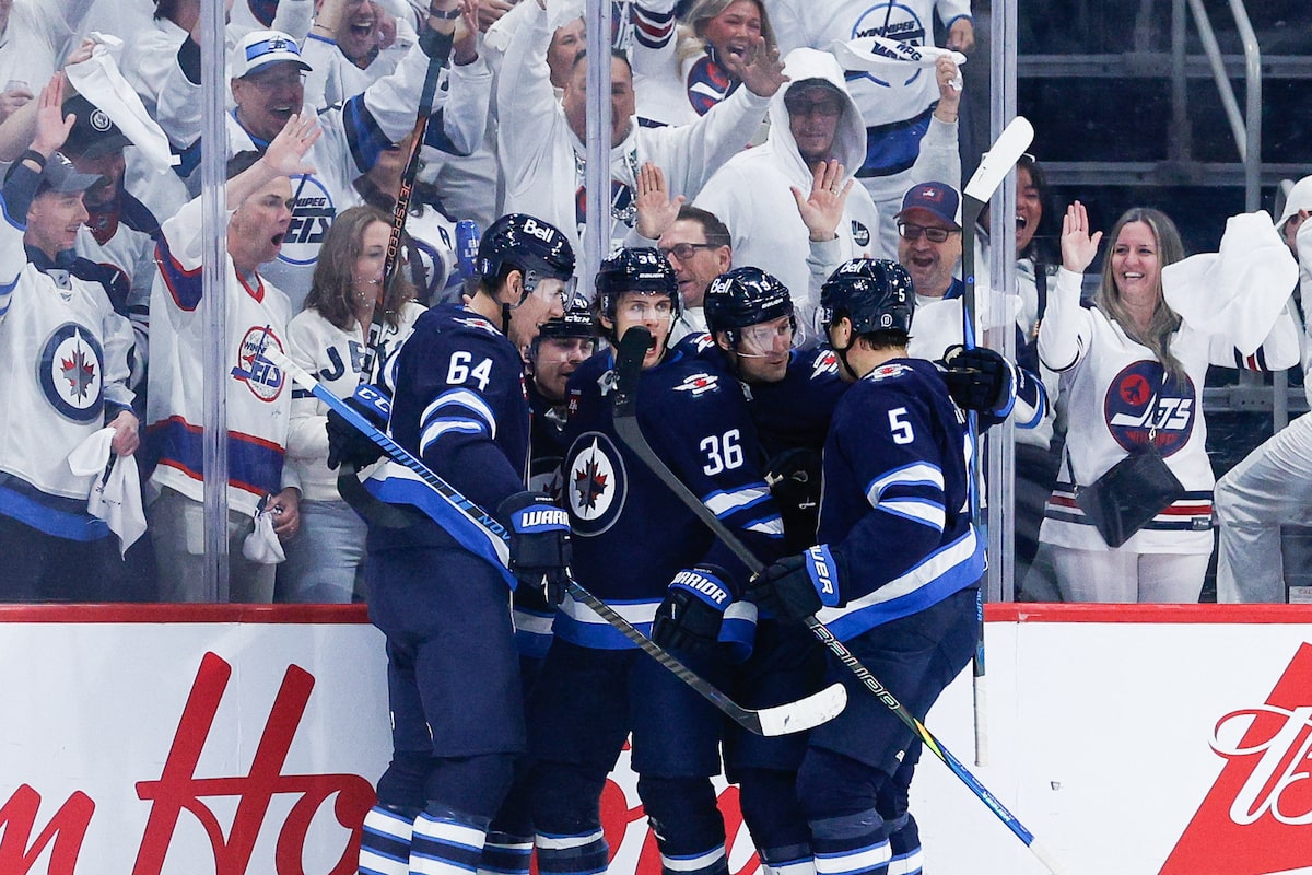 Jets de Winnipeg Top St. Louis Blues 5-3 en match d'ouverture des séries éliminatoires