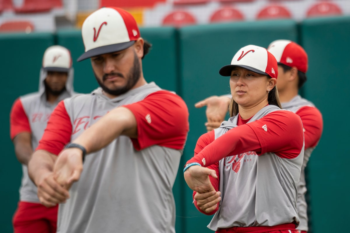 Kelsie Whitmore se sent `` géniale '' alors qu'elle essaie dans la ligue de baseball mexicaine et apprend l'espagnol