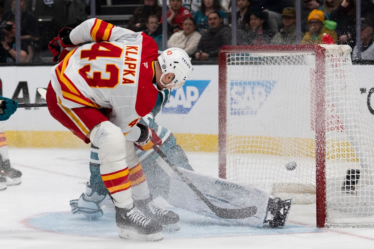 Klapka, Frost Aide les Flames Rally en troisième période pour battre les requins 3-2