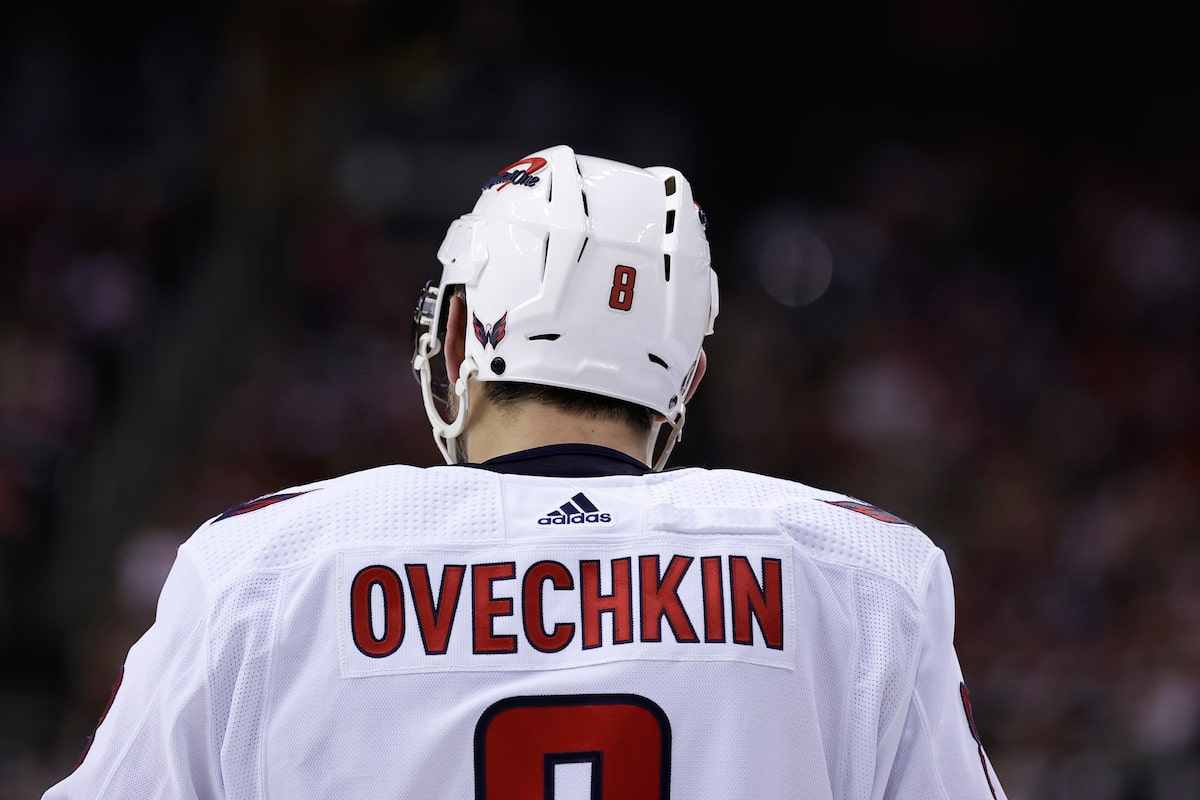 La poursuite d'Ovechkin de Gretzky a confirmé le hockey et la politique comme des compagnons de lit inconfortables