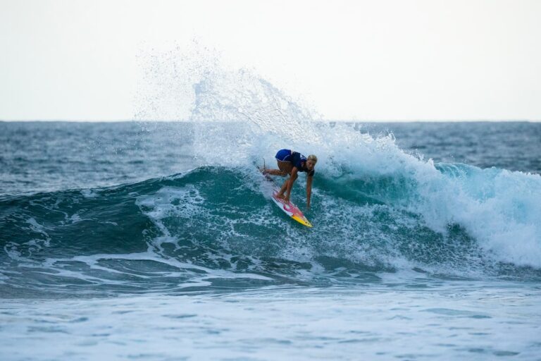 L'adolescente canadienne Erin Brooks atteint une ronde de 16 à Surf City El Salvador Pro