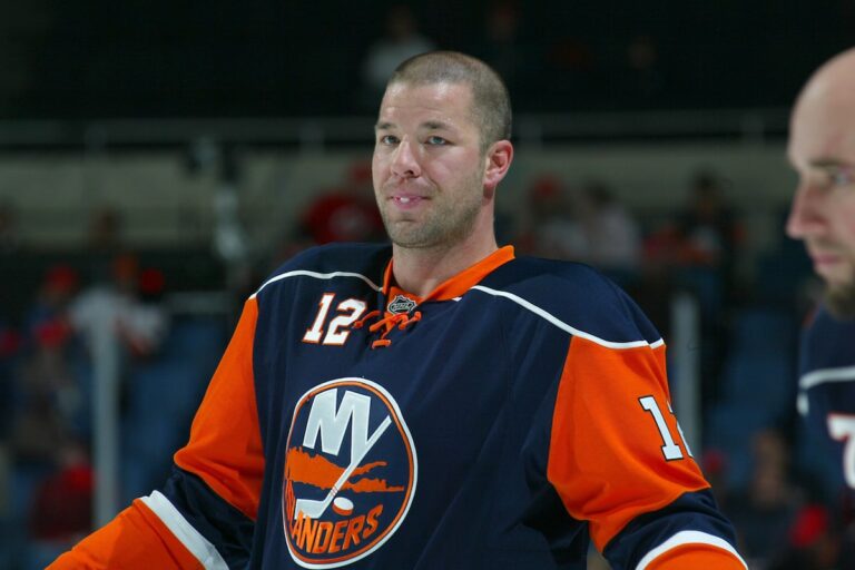 L'ancien joueur de hockey Chris Simon a diagnostiqué à titre posthume un CTE; La LNH dit aucun lien éprouvé entre les deux