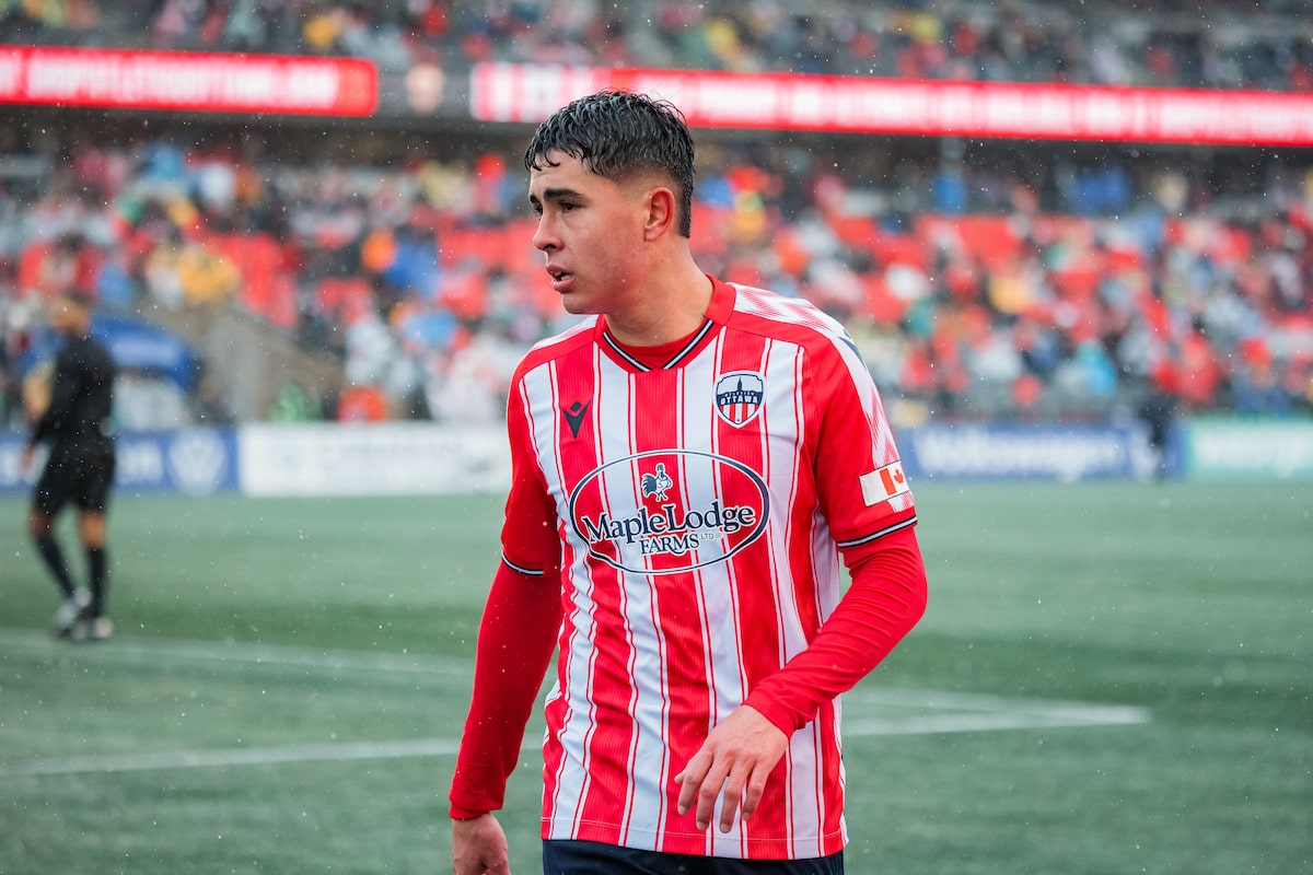 L'attaquant américano-mexicain David Rodriguez tournant la tête avec l'Atletico Ottawa