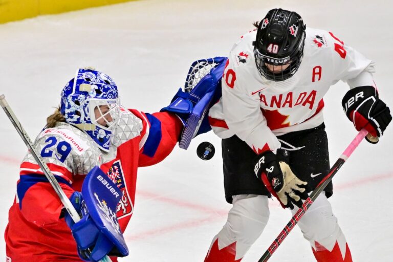 Le Canada marque cinq buts en troisième période, Downs Czechia 7-1 dans le hockey mondial des femmes