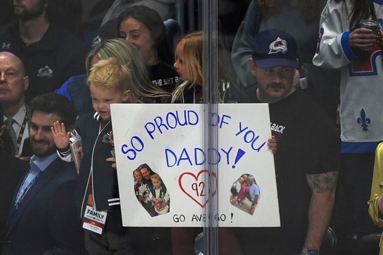 Le capitaine d'avalanche Gabe Landeskog revient à l'alignement du match 3 après avoir manqué 3 ans avec une blessure au genou