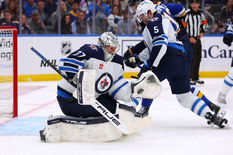 Le gardien des Jets Connor Hellebuyck a nommé le finaliste de Vezina avec Kuemper, Vasilevskiy
