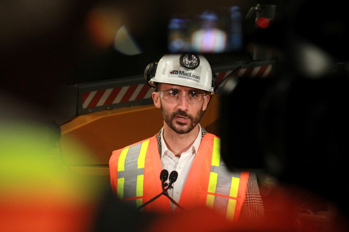 Le ministre des mines rend visite à Sudbury pour promouvoir l'accélération du processus d'autorisation