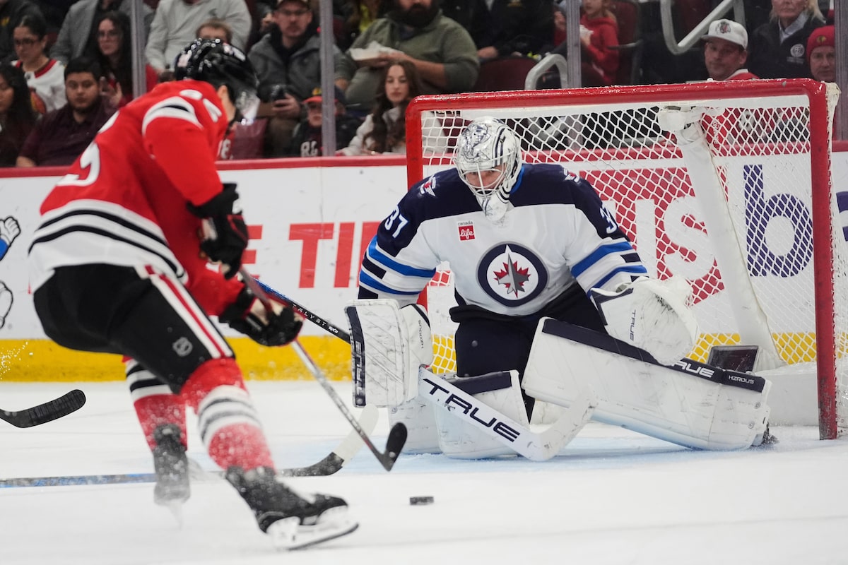 Le premier titre de division centrale de la franchise Winnipeg Jets Cinch de la franchise avec Shootout contre Chicago Blackhawks