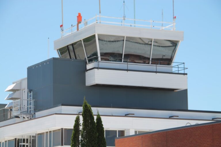 Le stationnement horaire de l'aéroport sera moins cher le mois prochain