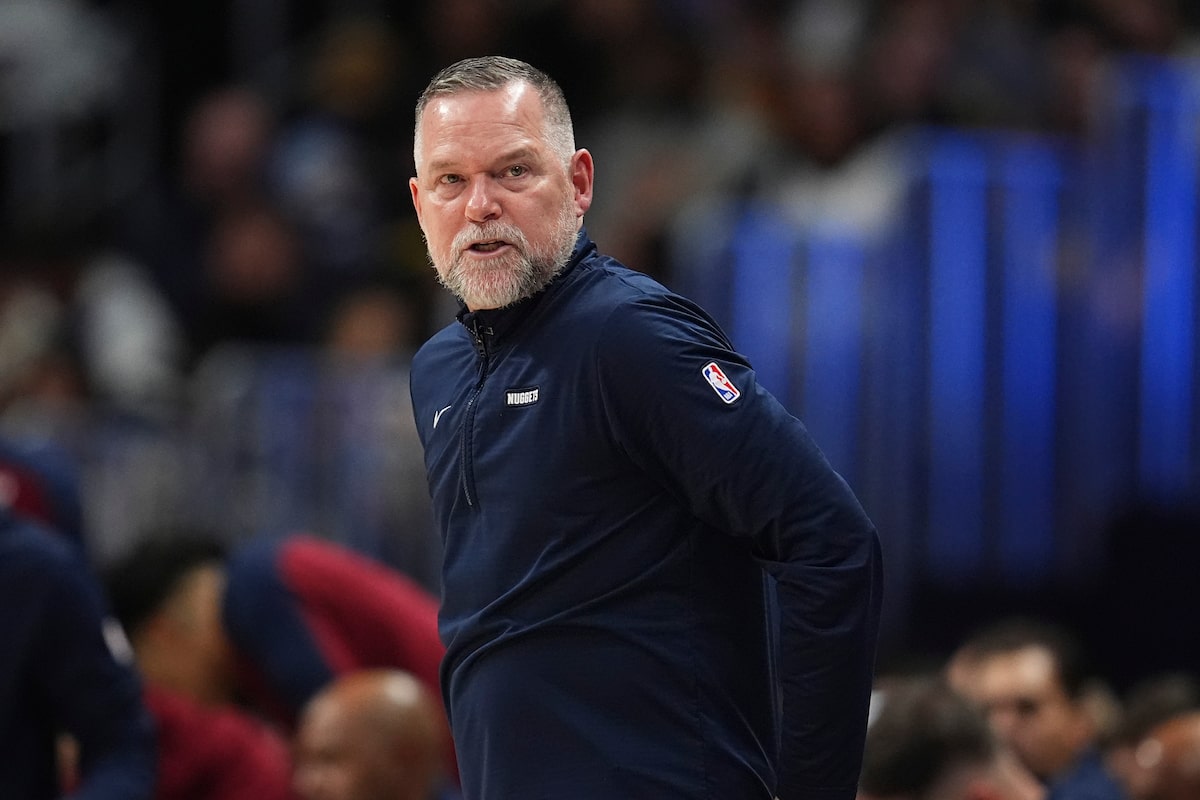 L'entraîneur des incendies de Nuggets Michael Malone, évinge le stand de GM Calvin dans un mouvement étonnant alors que les séries éliminatoires