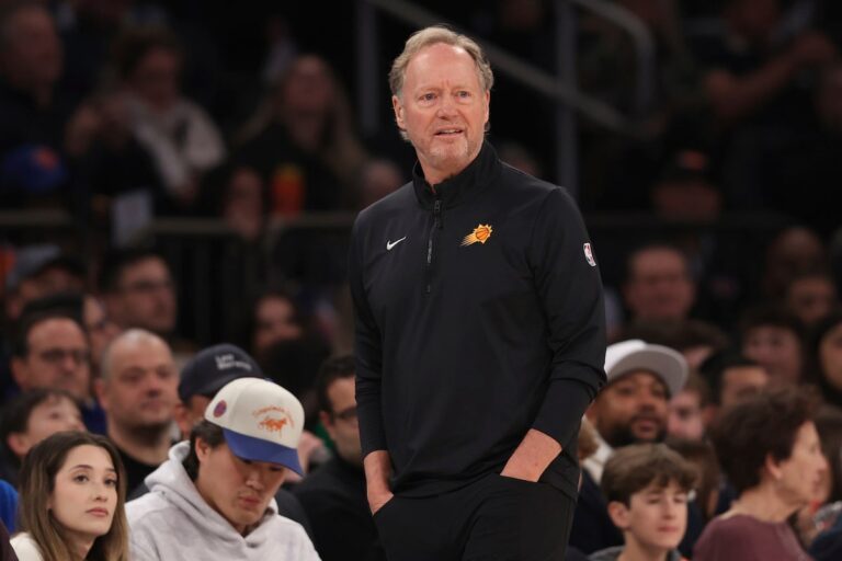 L'entraîneur des incendies de Phoenix Suns Mike Budenholzer après une saison lugubre avec une liste à prix élevé