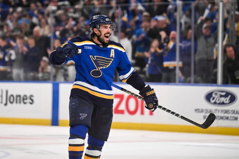 Les Blues marquent trois buts de 2e période pour battre les Jets 5-1 et TIE Série 2-2