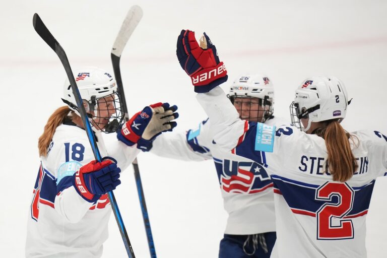 Les États-Unis battent le champion en titre Canada 2-1 pour rester parfait dans le monde du hockey féminin