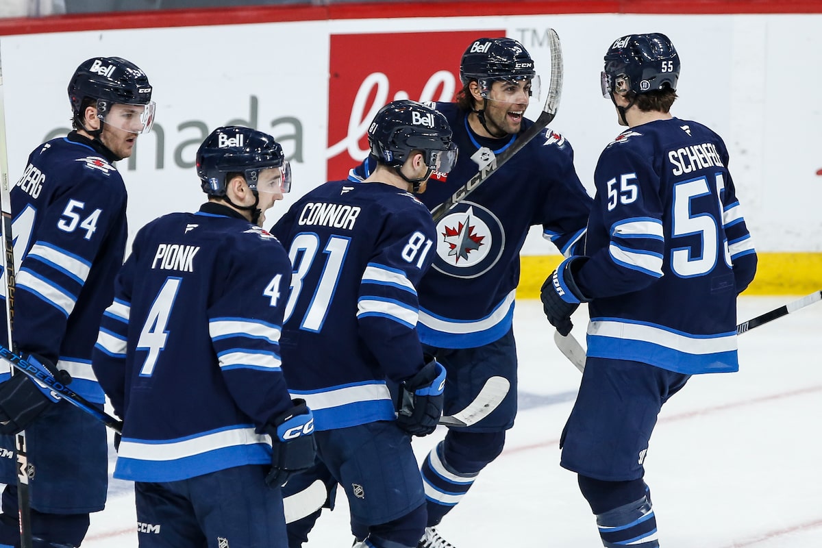 Les Jets polyvalents en avant Alex Iafallo sont prêts à prêter un coup de main sur et hors de la glace