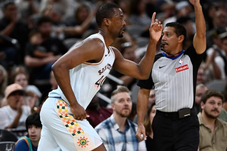 Les Spurs se retirent d'un déficit de 22 points pour battre les Raptors 125-118