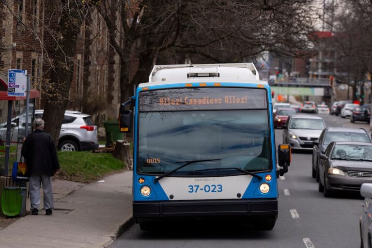 Les bus de Montréal suppriment 'Go! Les Canadiens vont! Après la plainte au chien de garde du Québec à la langue du Québec