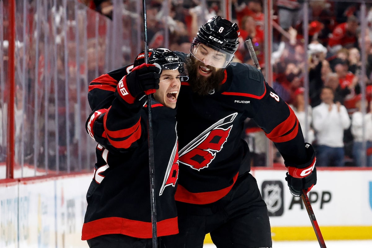 Logan Stankoven marque deux fois pour aider les ouragans à battre les Devils 4-1 pour ouvrir la série éliminatoire du 1er tour