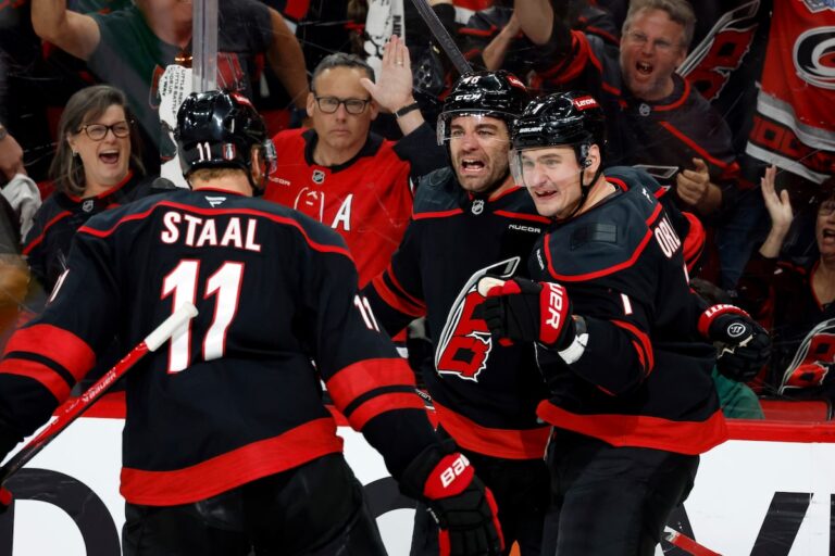 Martinook, Andersen aident les Hurricanes à dépasser les Devils 3-1 pour 2-0 en tête de séries éliminatoires