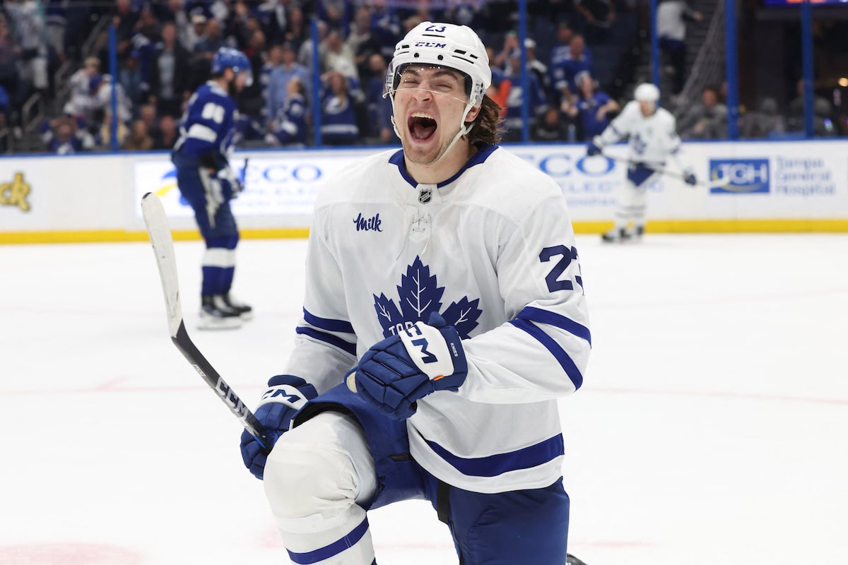 Matthew Knies marque en OT pour son deuxième tour du chapeau et les Maple Leafs ont battu la foudre 4-3