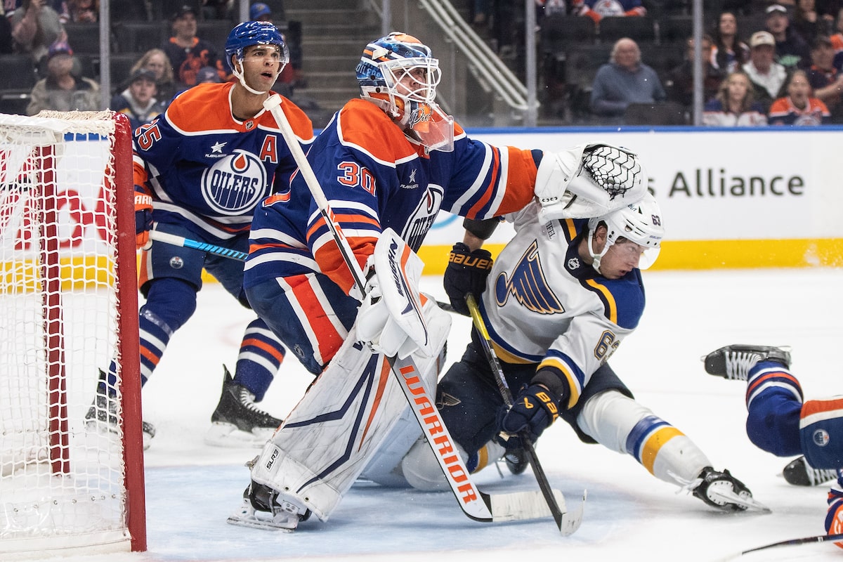 McDavid met en place trois points en retour des blessures, Oilers Edge Blues 4-3
