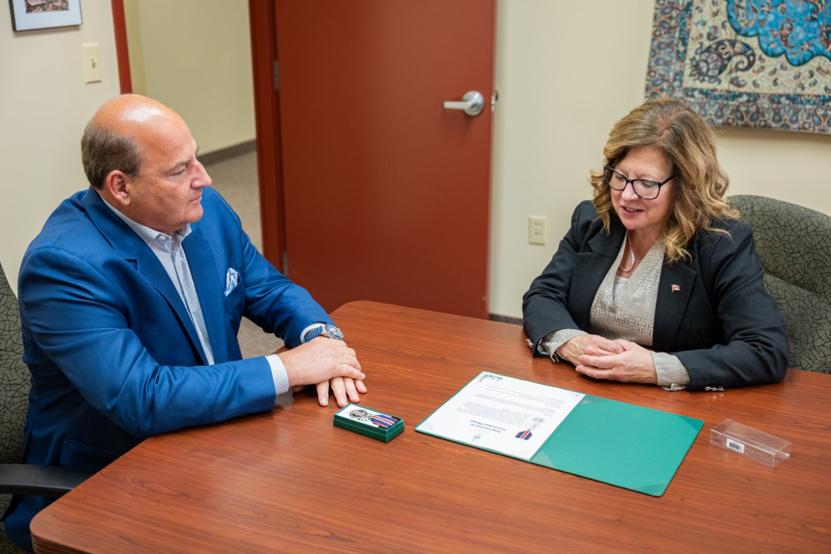 Michael Di Brina a décerné à King Charles III la médaille de couronnement pour un service communautaire distingué et un leadership