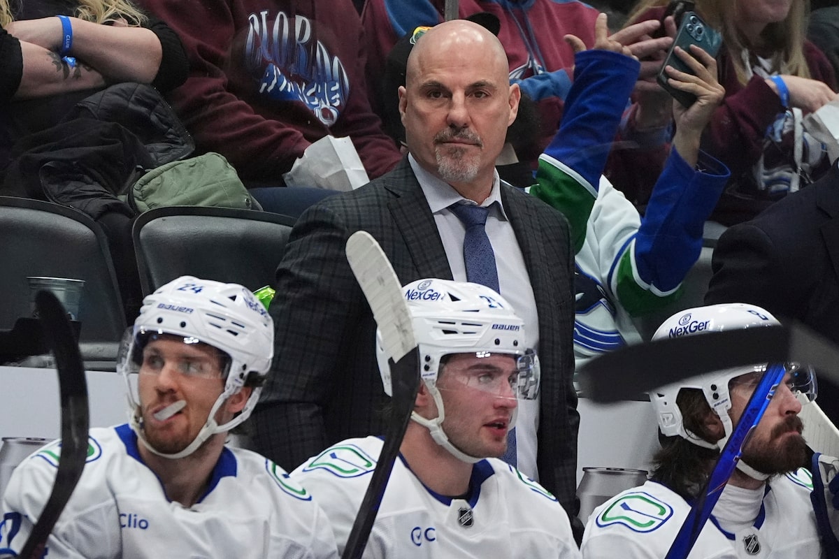 Rutherford a «surpris» alors que Tocchet exploite l'entraîneur-chef des Canucks après l'année turbulente
