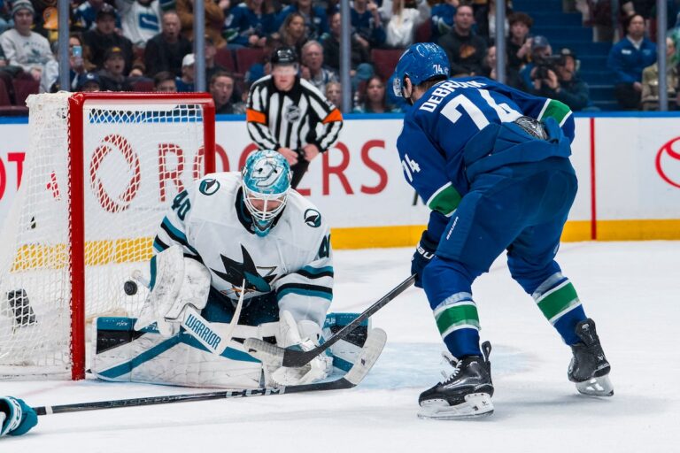 SCORES DE DUBRUSK EN OT, Canucks Edge Fulmping Sharks 2-1