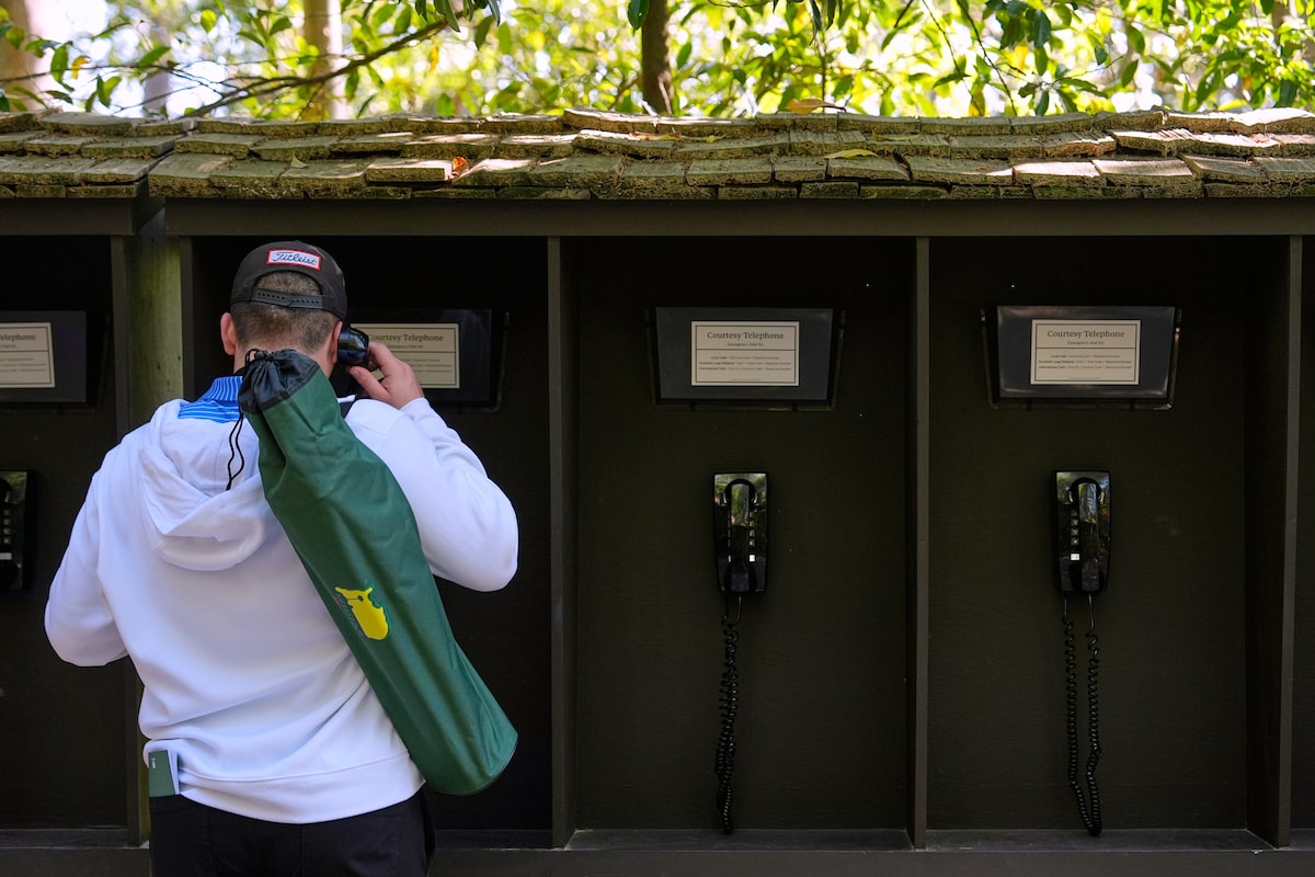 Vous vous souvenez des téléphones publics? Le Masters propose toujours des appareils à l'ancienne comme alternative aux téléphones portables