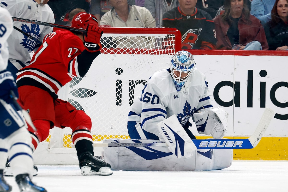 Woll fait 25 arrêts pour aider les Maple Leafs à surmonter les ouragans qui s'effondrent 4-1
