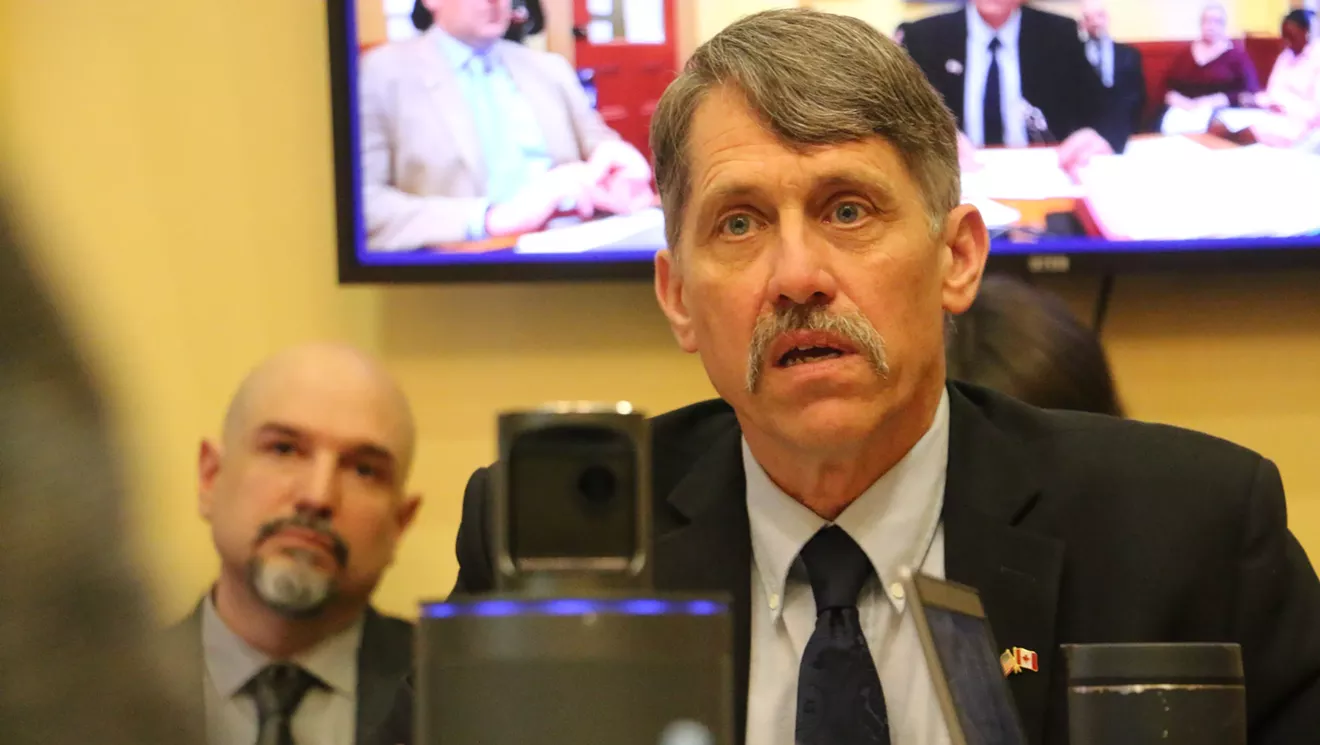 Le lieutenant-gouverneur et l'agriculteur de mauvaises herbes Rodgers poussent une facture qui réduirait ses coûts