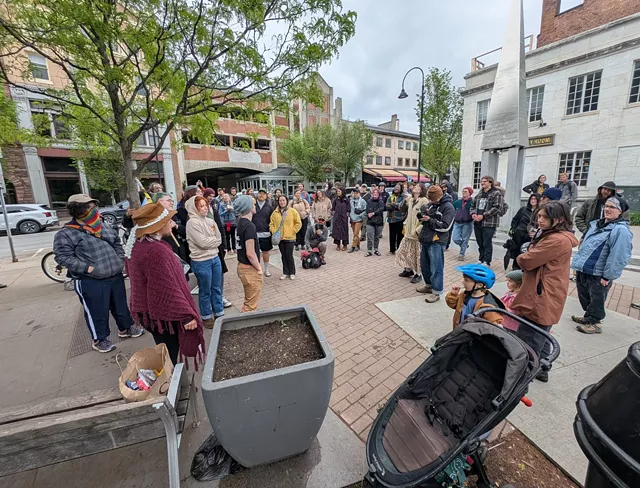 Les partisans des flics ne se rassemblent pas dans le parc de la mairie - Courtney Lamdin © ️ sept jours