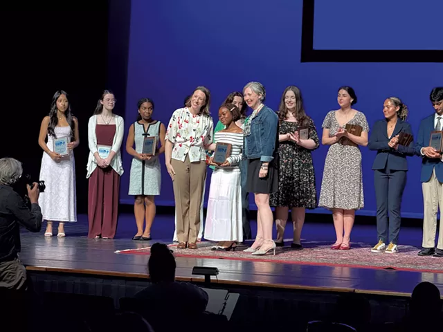 Mapenzi Semani (centre) sur scène - courtoisie