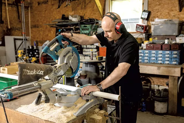 Clint Bierman construisant un ensemble Shweebee - Oliver Parini