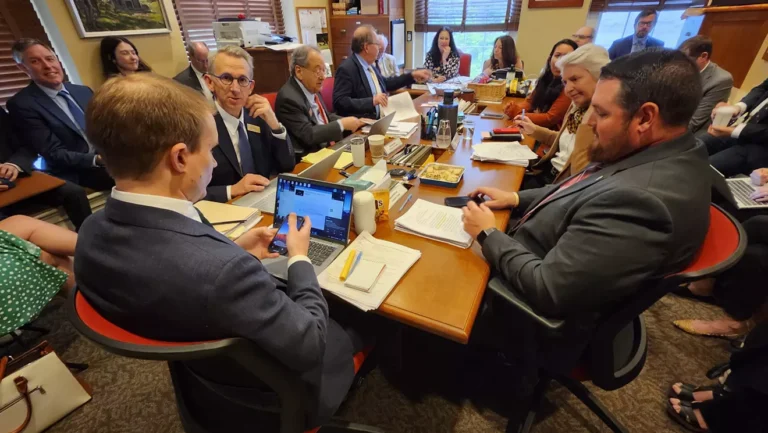 Les législateurs concluent un accord sur une énorme facture d'infrastructure de logement