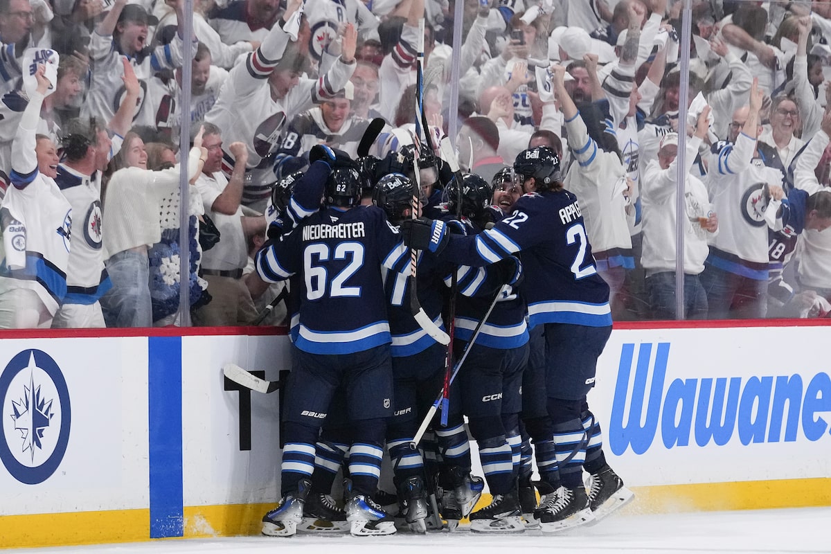 Adam Lowry Nets Winner en double ot alors que Jets Beat Blues 4-3 dans le thriller du match 7