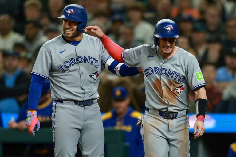 Addison Barger a trois doubles pour aider les Blue Jays à battre les Mariners 6-3
