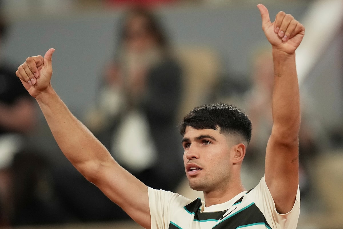 Alcaraz chante aux fans de l'Open de France après avoir remporté un match de deuxième tour à Roland-Garros