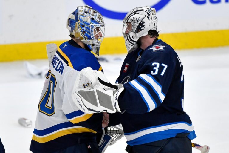 Après quelques difficultés au premier tour, le gardien de but Hellebuyck obtient une ardoise propre contre les étoiles