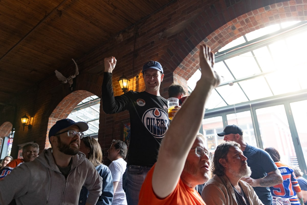 Au bar Oilers non officiel de Vancouver, les fans d'Edmonton trouvent un petit morceau de maison pendant les séries éliminatoires